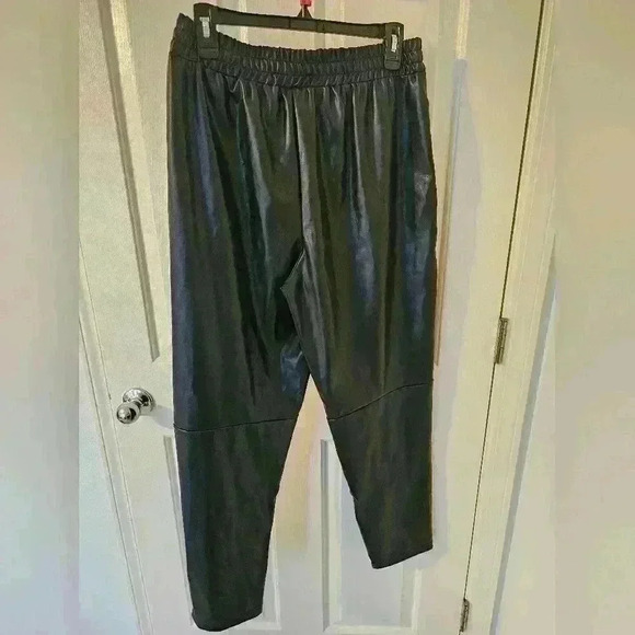 Fabletics Vegan Faux Leather Pull On Legging Black Size L - Picture 3 of 3